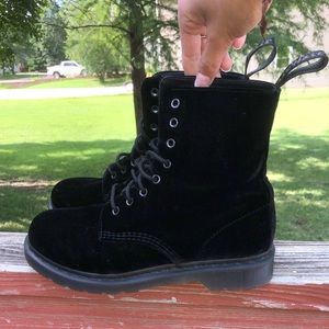 BRAND NEW Dr. Martens ZE YOU VELVET boot 🌸